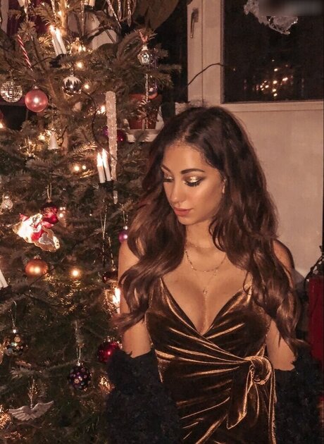 Amira Wirth free model photo