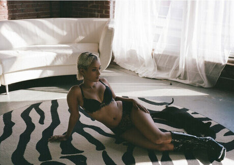 Honnete Bas beautiful model image