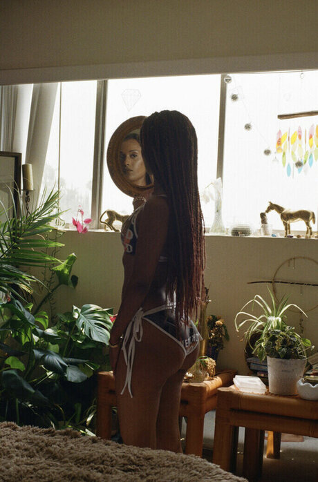 Honnete Bas pornstar art pic