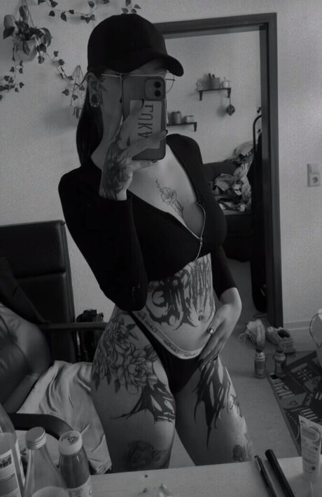 Kira Julie pornstar naked img