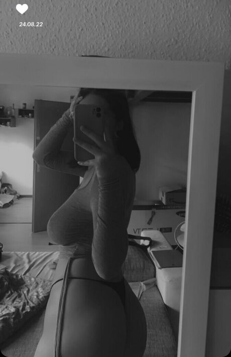 Kira Julie porn model img