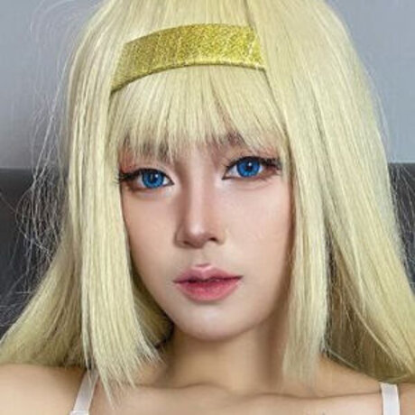 Alice Cwaan model adult photo