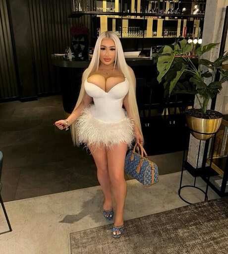 Corrinnadione sexy model photo