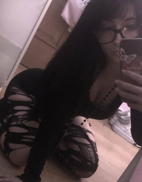 ily yuumi beautiful model image