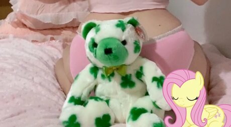 Moeponz model art galleries