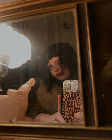 Violet Grohl model nude images