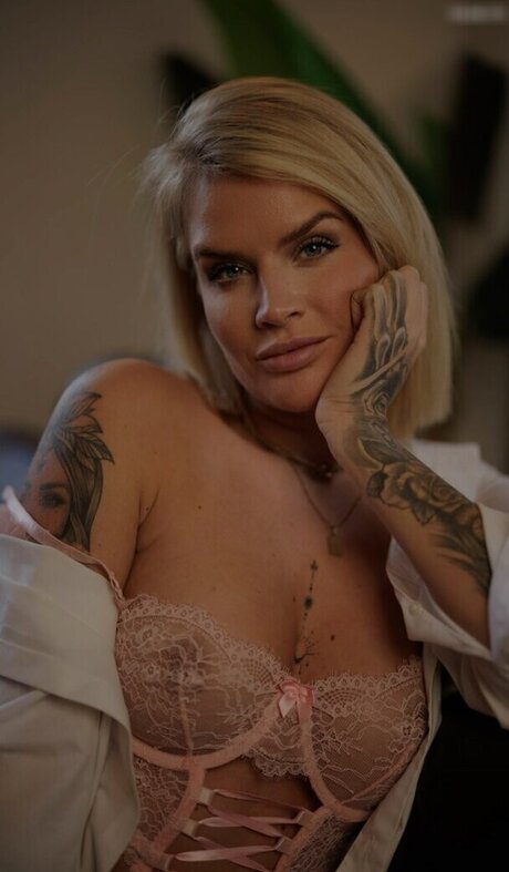 Anna Iffl nder exclusive model photos