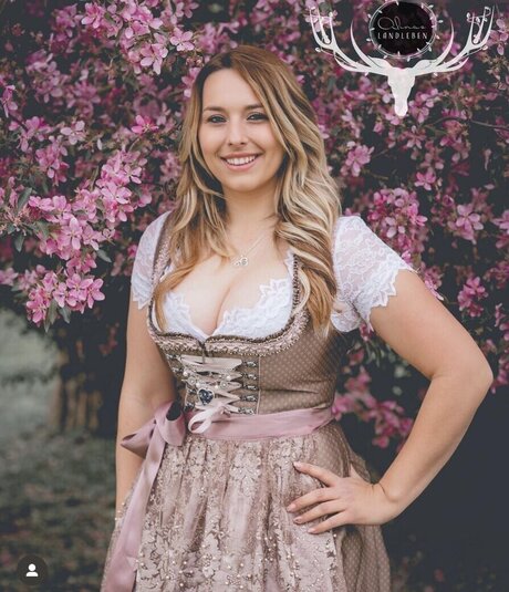 Alinas Landleben adult model pictures