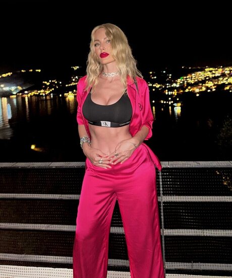 Hande Sar o lu hot model pic