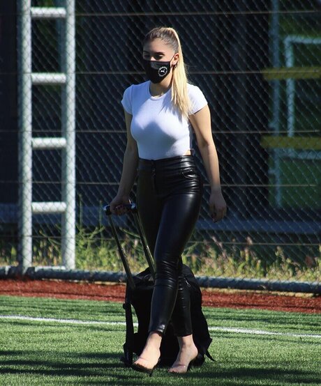 Elif Karaarslan naked actress photos