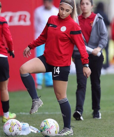 Elif Karaarslan nice star pics