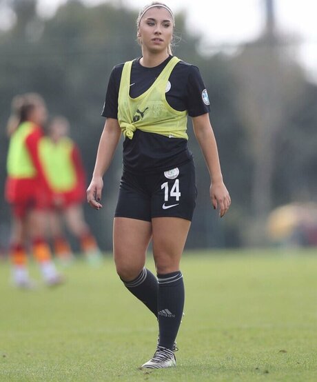 Elif Karaarslan star adult photo