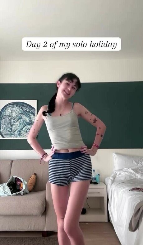 Holly Laing pretty model picture