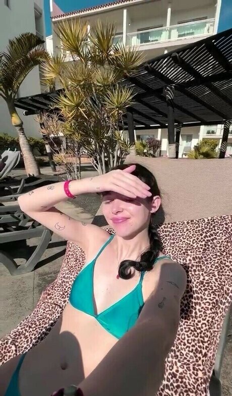 Holly Laing free star photos