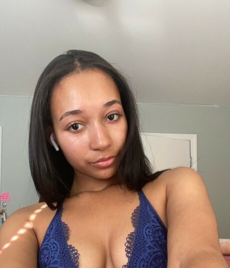 Ari Leigh Brown model free photo