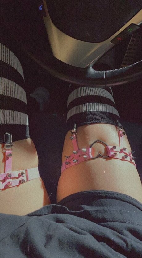 Ne0nprincess nude model images