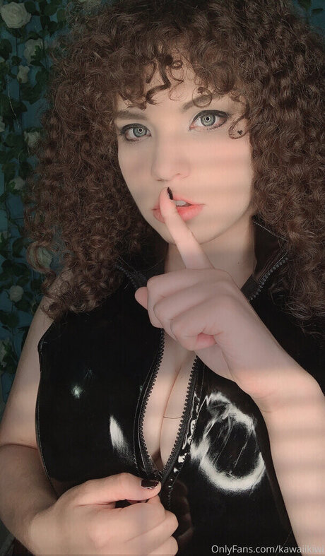 Kawaiikiwicosplay nudes model image