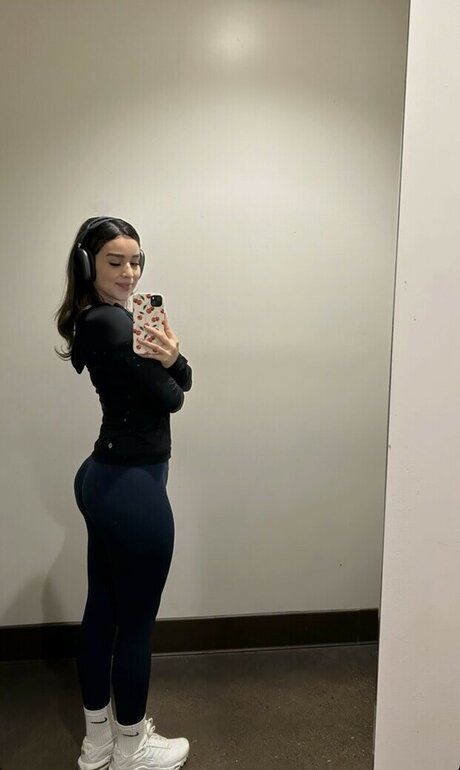 Simplyneidaa xxx model image