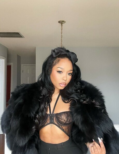 Trapezoidmouth model exclusive photos