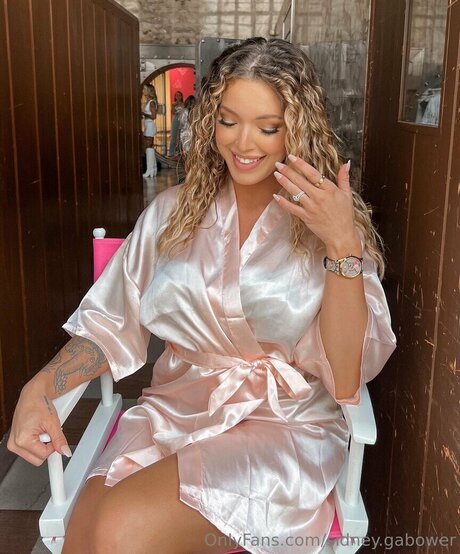 Sidney Sky pornographic model picture