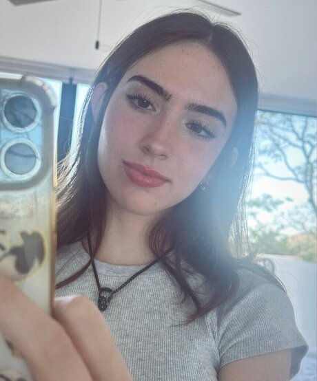 Gabriela Bee art model pic