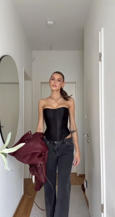 Gerda Lewis sexy model picture