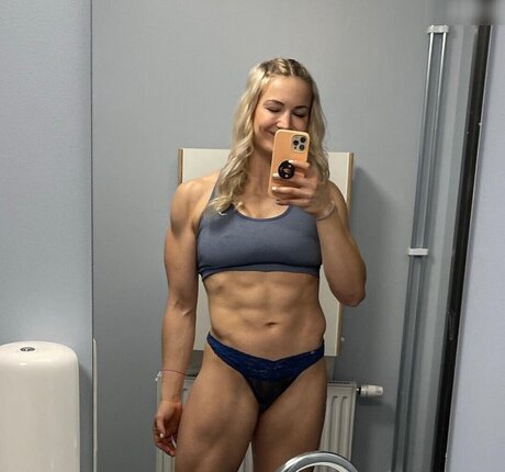 Lea Schreiner sexy star pics