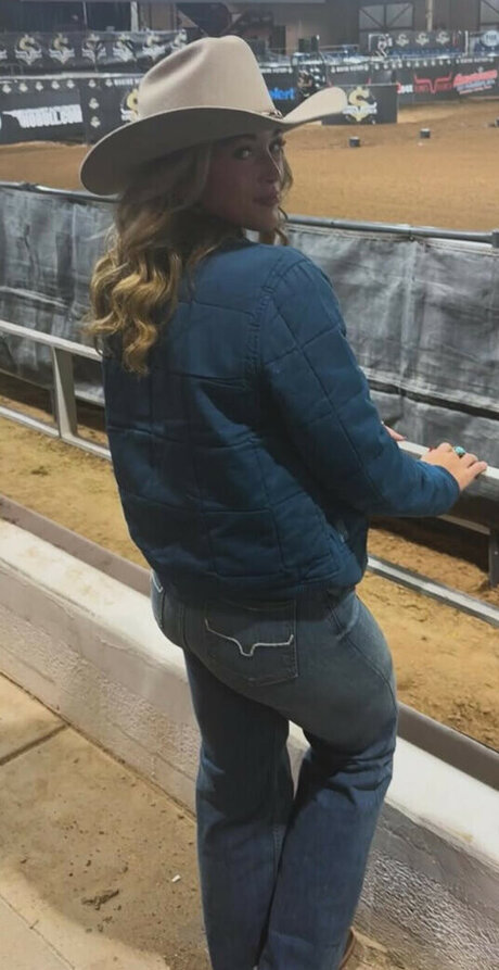 Jordan Blue nude model pic