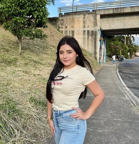 Alme ASMR model pretty image