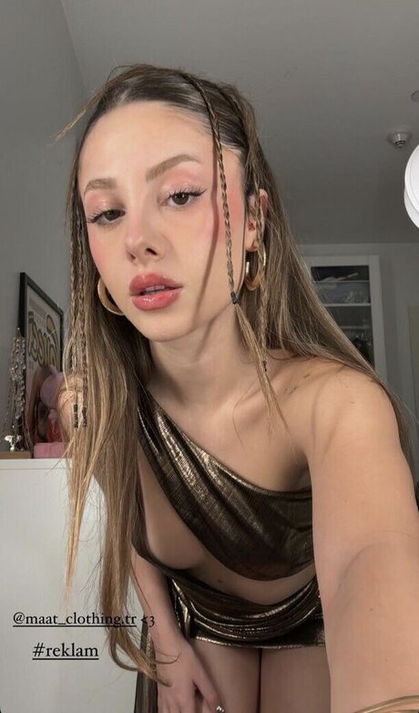 zeybik model nude photos