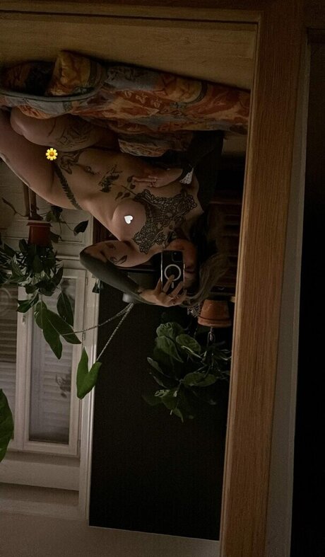 divinement bon porn model pic