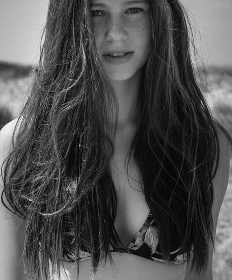 Affe auf Bike nude model image