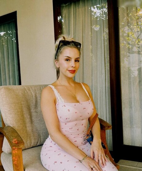 Lucia Leona pretty pornstar pictures