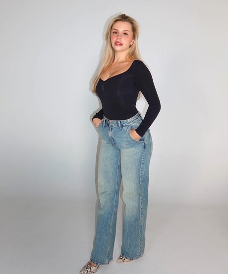 Lucia Leona porn model photo