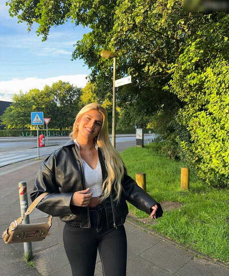 brunette pussy onlyfans porno img