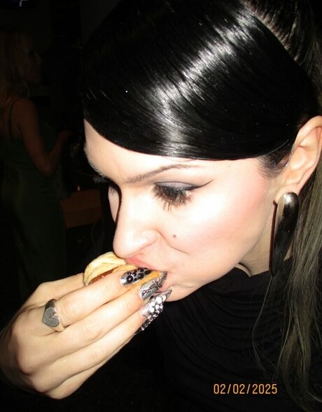 Courtney LaPlante model high quality image