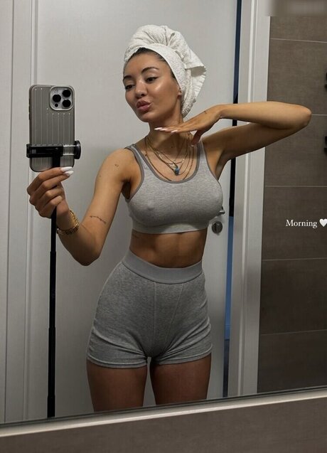 Merve zkan naked model image