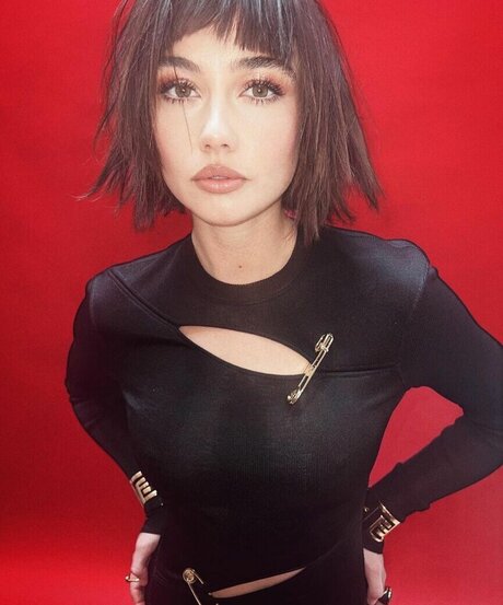 Sydney Chandler erotic model pic