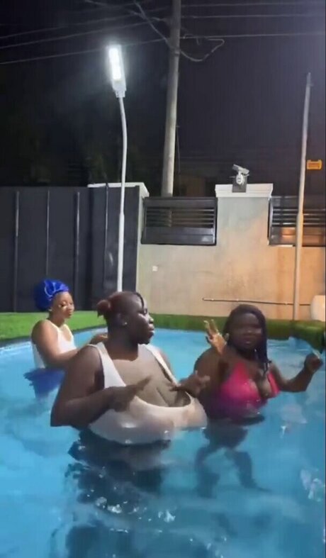 Busty Vivian pretty star pic