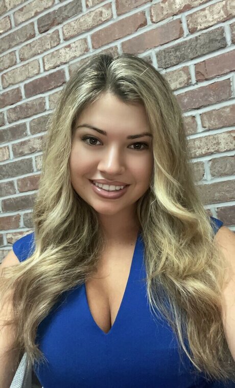 Natalie Winters erotic star image