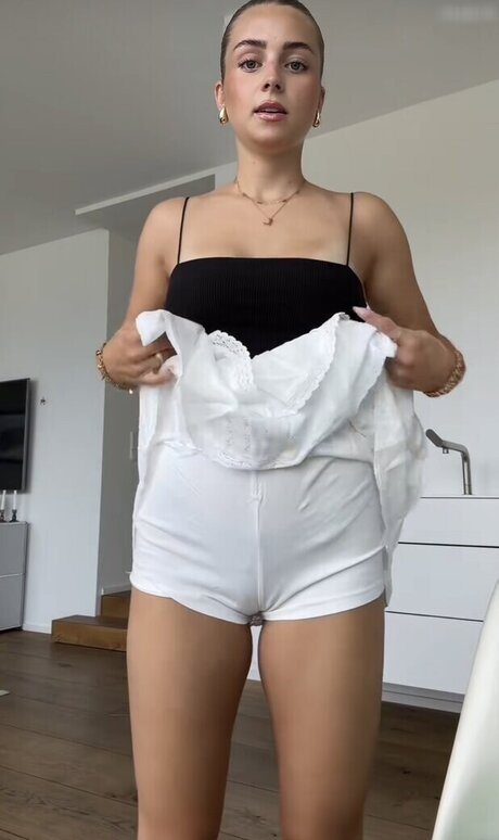 Lea Breuer naked model img