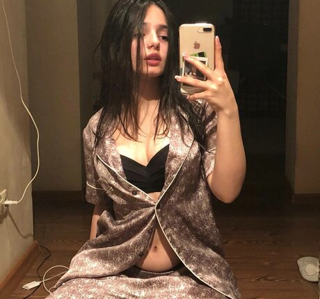 busty teen onlyfans nude picture