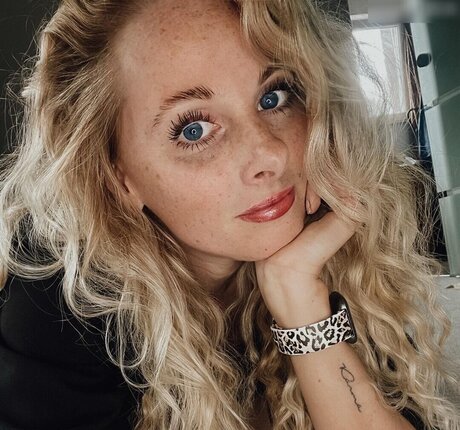 Facialize Me sexy model img