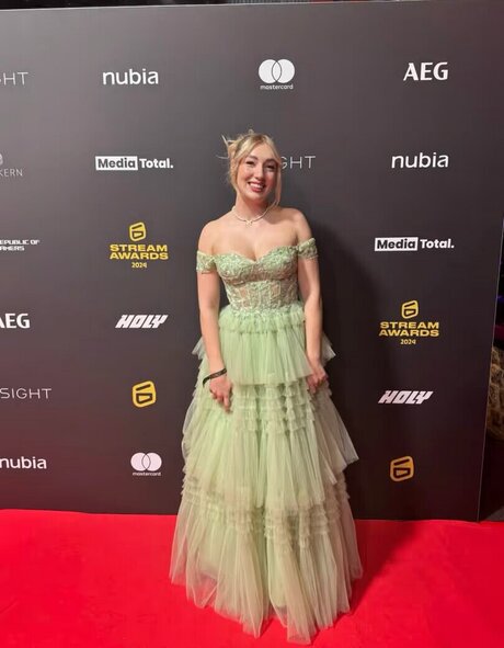 Starletnova pretty actress galleries