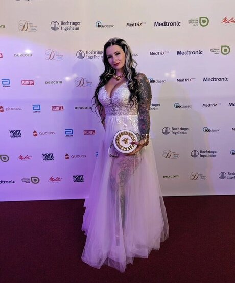 Lyn k44 nude star archive