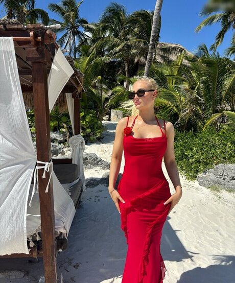 Giulie Hope Santana sexy model photo