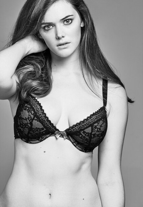 Sophie Thomas star perfect image