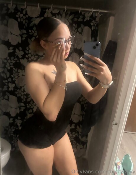 cherryizzyy porn model img