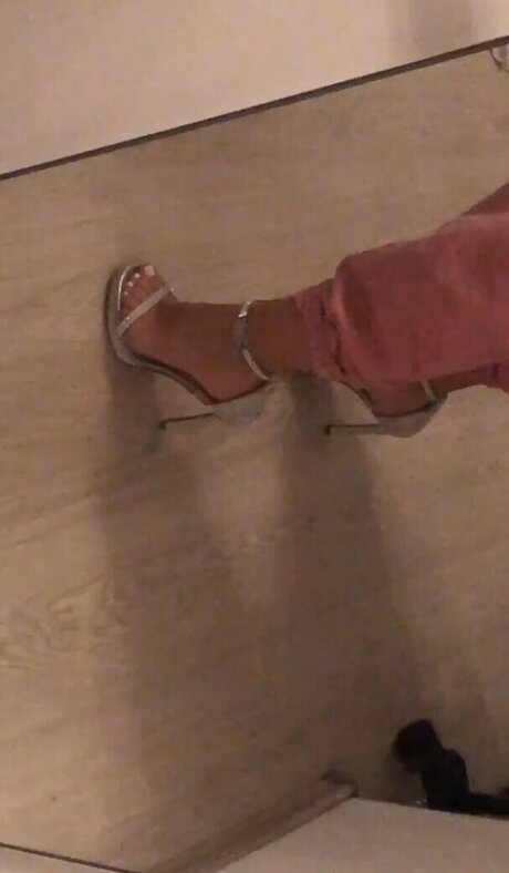 Larissaxra model naked pictures