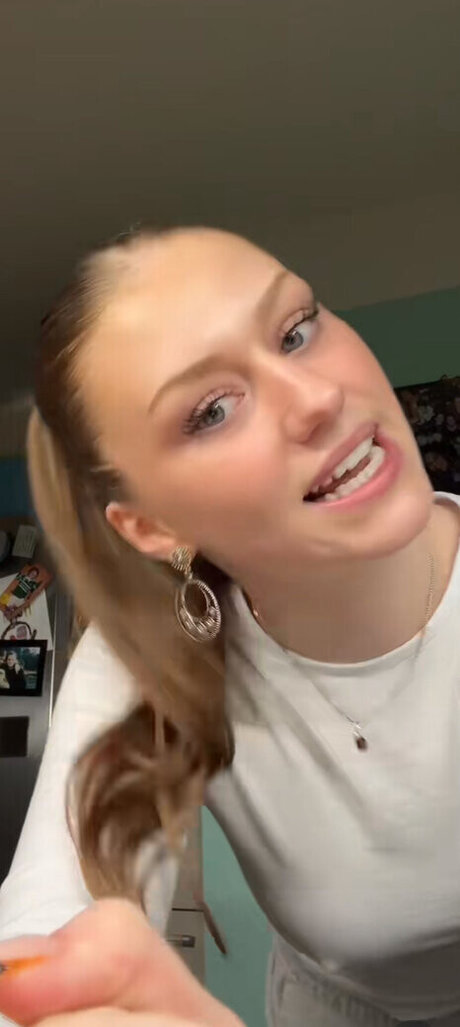 Yana Clare star image